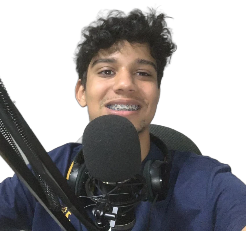 Locutor da Rádio Edu Voz no estúdio